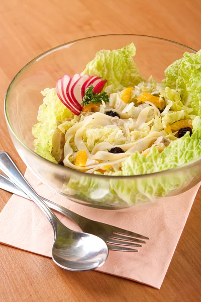 Ausgezeichneter Salat von geschnittenem Hühnchen mit Pilzen — Stockfoto