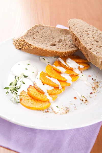 Kabak dilimlenmiş ekmek ve yoğurt sos ile — Stok fotoğraf