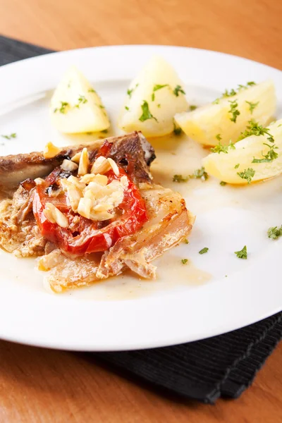 Côtes au jambon et amandes aux pommes de terre bouillies — Photo