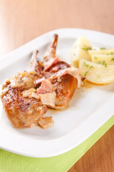 Marinerad kanin med bacon och kokt potatis — Stockfoto