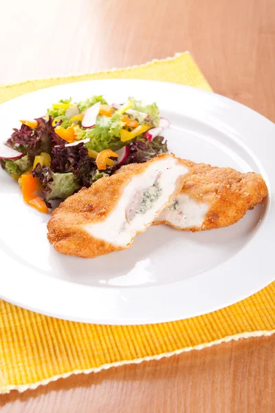 Filet de poulet au fromage bleu et légumes — Photo