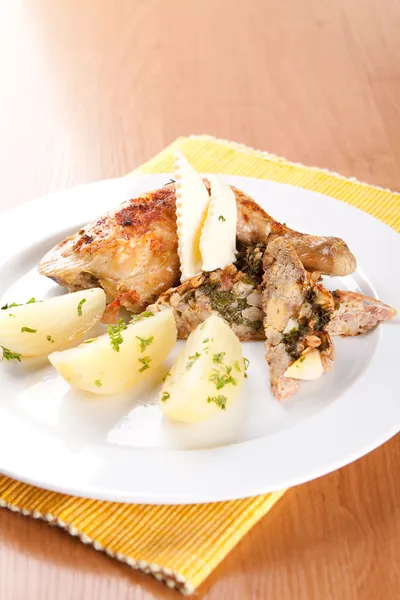 Huhn mit Schinkensalami und Nudeln in Scheiben — Stockfoto