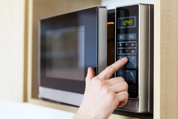 Using microwave oven — Stock Photo, Image