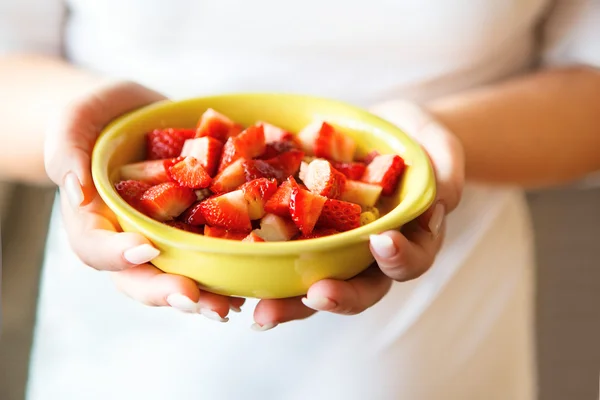 Vrouw met verse aardbeien in een kom — Stockfoto