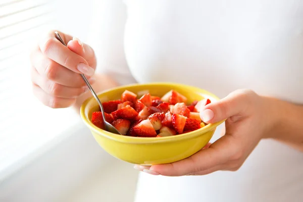 Mujer sosteniendo fresas frescas en un tazón —  Fotos de Stock
