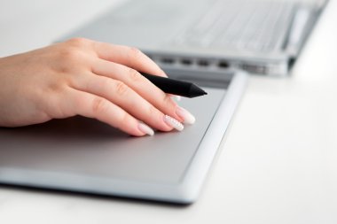 Dijital tablet üzerinde çalışan grafik tasarımcı