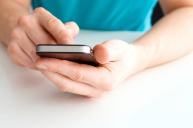 Erkek el bir cep telefonu tutan ve yazma