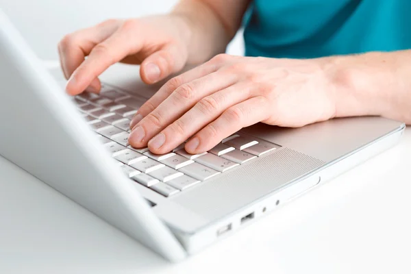Nahaufnahme der Eingabe männlicher Hände auf der Tastatur — Stockfoto