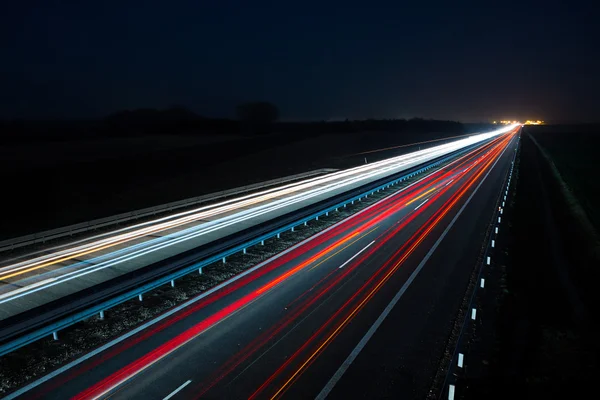 Nachtautobahn mit Autoverkehr und verschwommenen Lichtern — Stockfoto