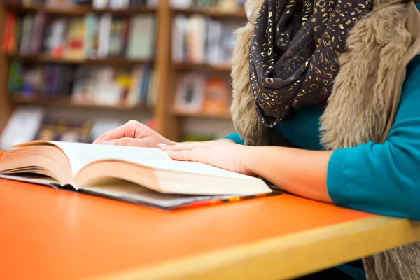 Giovane donna che legge un libro — Foto Stock