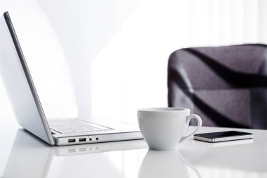 İşyeri açık dizüstü bilgisayar, cep telefonu ve kahve