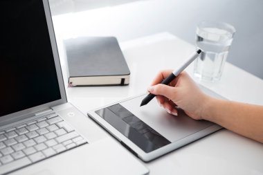 Dijital tablet üzerinde çalışan grafik tasarımcı