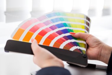 grafik tasarımcı Pantone paleti ile çalışma