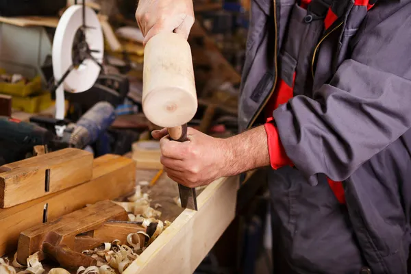 Hands woodcarver while working with the tools — Stock Photo, Image