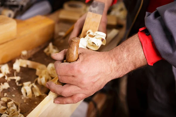 Hobelmaschine bei der Arbeit in robusten Männerhänden — Stockfoto