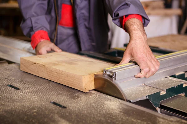 Hands carpenter working with a circular saw — Stock Photo, Image