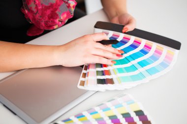 Grafik tasarımcı dijital Tablet ve pantone pa ile çalışma