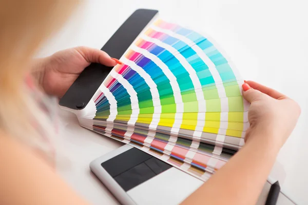 Grafisk formgivare arbetar på en digital tablet och med pantone pa — Stockfoto