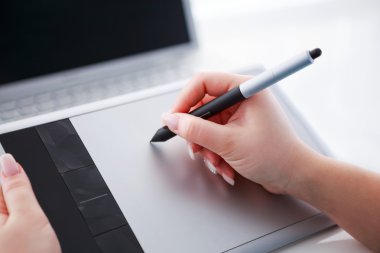 Dijital tablet üzerinde çalışan grafik tasarımcı