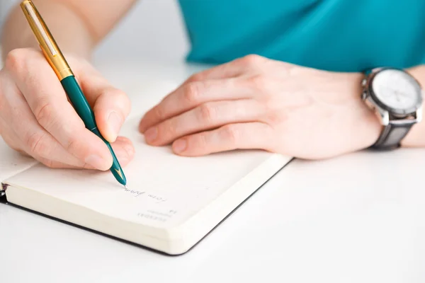 Man's hand schrijft een pen op dagboek — Stockfoto