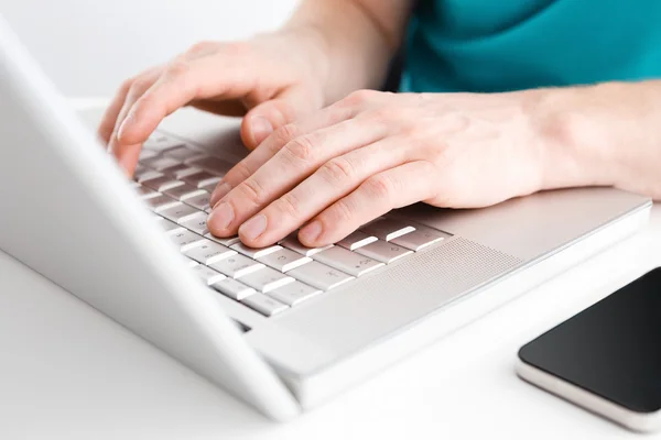 Zbliżenie rąk wpisujących na klawiaturze laptopa — Zdjęcie stockowe