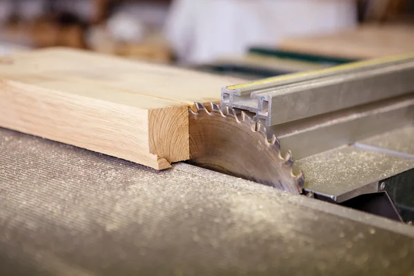 Circular saw sliced into a piece of wood — Stock Photo, Image