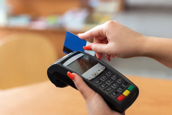 Kvinnan betala av kreditkort — Stockfoto