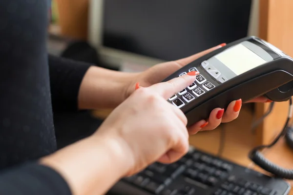 Woman pay by credit card — Stock Photo, Image