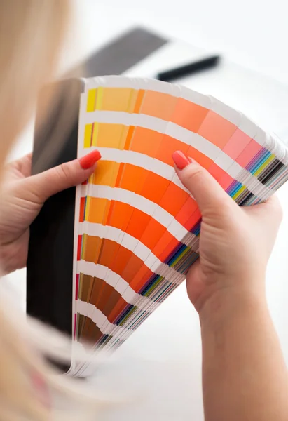 Grafikdesignerin arbeitet mit cmyk palette — Stockfoto