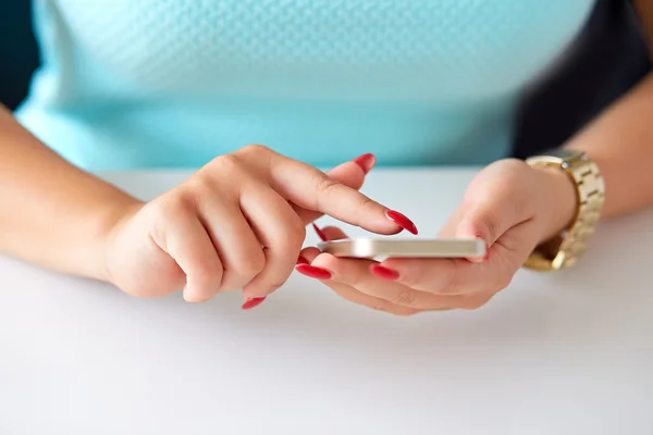 Kvinnliga handen håller en mobiltelefon — Stockfoto