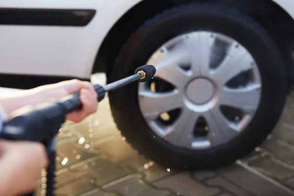 彼の車を洗う人 — ストック写真
