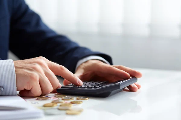 Mannen handen met calculator — Stockfoto