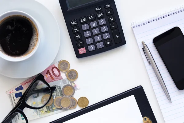 Locais de trabalho, café com calculadora e dinheiro — Fotografia de Stock