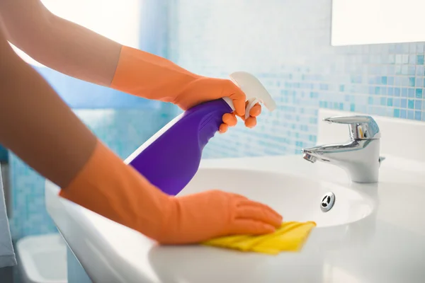 Mulher fazendo tarefas de limpeza banheiro em casa — Fotografia de Stock