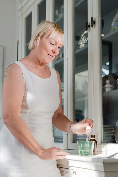 Problemas de salud, anciana tomando medicamentos recetados — Foto de Stock