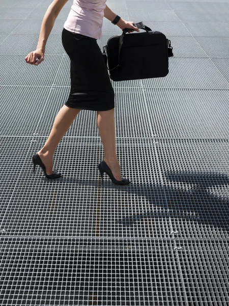 Yüksek topuklu ayakkabılarla dengelemeye çalışan yetişkin kadın — Stok fotoğraf