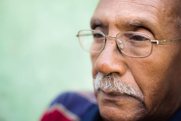 Preocupado hombre afroamericano mayor con anteojos — Foto de Stock