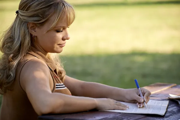 Jóvenes y educados, chica estudiando para la prueba universitaria — Foto de Stock