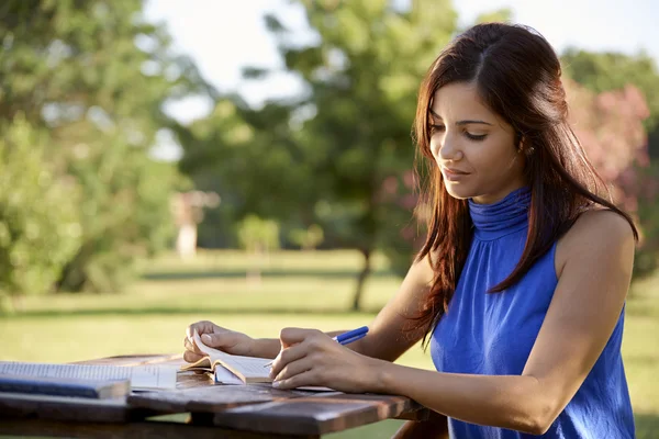 Jóvenes y educados, chica estudiando para la prueba universitaria — Foto de Stock