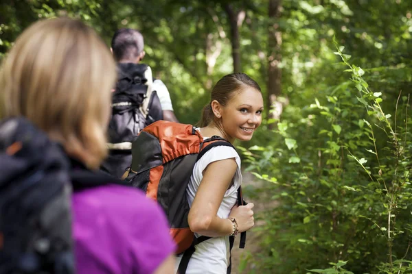 S batoh dělá trekking v lese — Stock fotografie