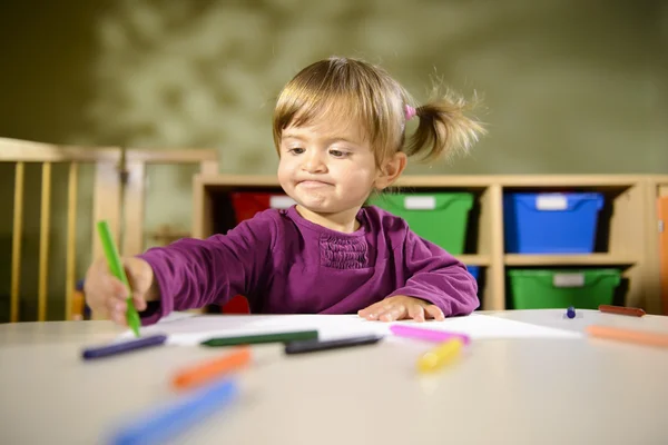 Baby's en plezier, kind tekenen op school — Stockfoto