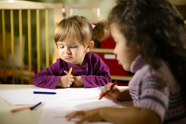 Crianças e diversão, dois pré-escolares desenho no jardim de infância — Fotografia de Stock