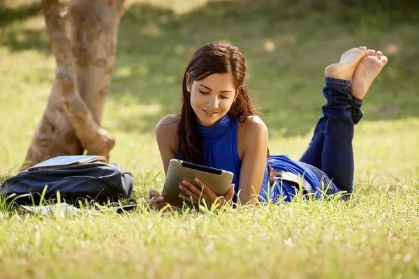 Mulher com livros e ipad estudando para teste de faculdade — Fotografia de Stock