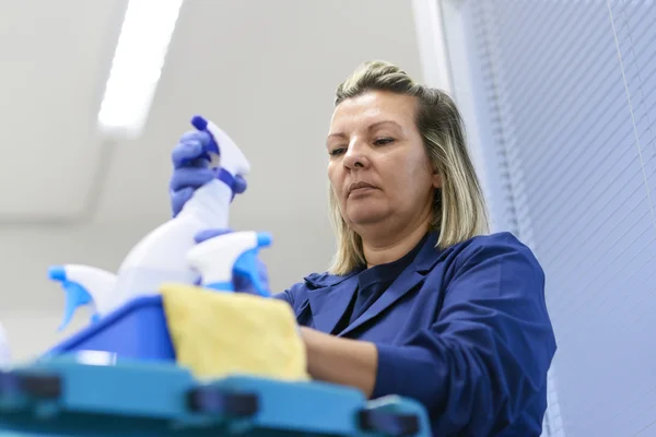 Kvinna som arbetar som professionell cleaner i office — Stockfoto
