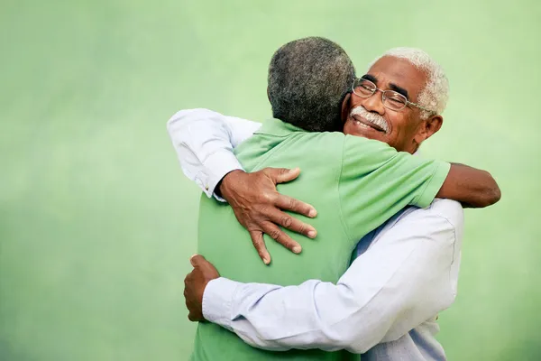 Velhos amigos, dois afro-americanos seniores que se encontram e abraçam — Fotografia de Stock