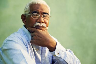 Kameraya bakarak ciddi Afro-Amerikan yaşlı adam portresi