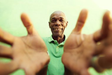 elleri ve kolları ile Afrika ihtiyar açın, kamera kucaklayan