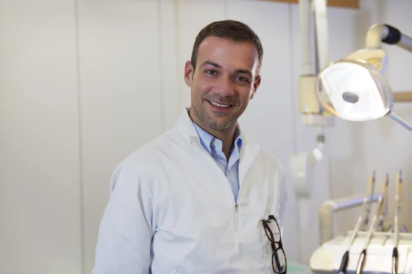 Portrait of happy caucasian dentist smiling at camera — Stock Photo, Image