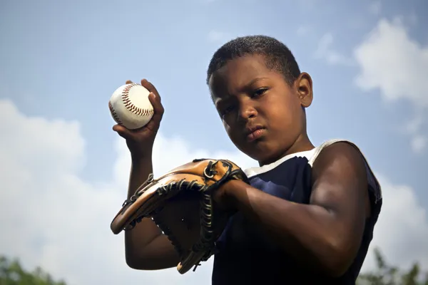 Sport, baseball et enfants, portrait d'un enfant lançant une balle — Photo