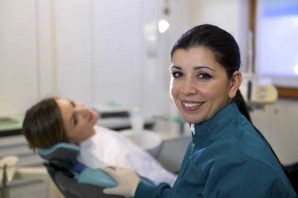 Retrato de mulher e dentista em estúdio dental, olhando para camer — Fotografia de Stock